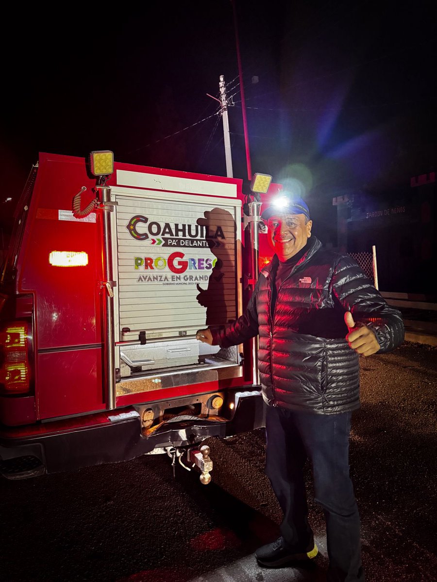licoquintanilla's tweet photo. Gracias a Dios por esta bendita lluvia ☔️ 
agradezco a mi equipo que después de la tormenta trabajamos en la reparación de alumbrado público y tener el censo de los daños, el día de mañana nuevamente visitaremos los hogares afectados!
Es un orgullo ser tu alcalde y poderte servir https://t.co/IPEr5lp7iq