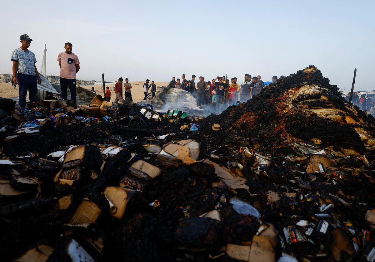 Rakyat Palestin mencari makanan dalam sisa kebakaran ekoran pengeboman besar rejim zionis ke atas kawasan khemah penduduk di Rafah, selatan Semenanjung Gaza. 

Menurut Agensi Berita dan Maklumat Palestin (WAFA), sekurang-kurangnya 40 warga Palestin terbunuh dan yang lain cedera
