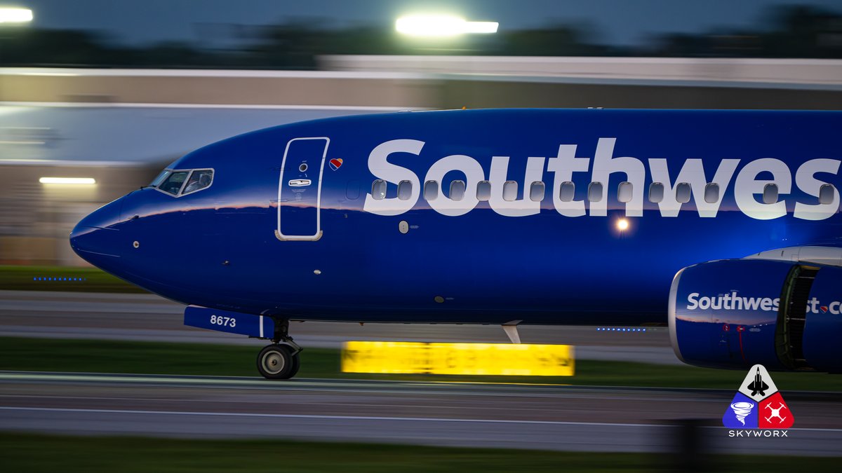 A Boeing 737-8H4 from @SouthwestAir on approach on runway 36L at @FlyLouisville tonight with a beautiful landing. Nice evening for a few low light pics!! #aviation #aviationlovers #avgeek #southwest #louisville