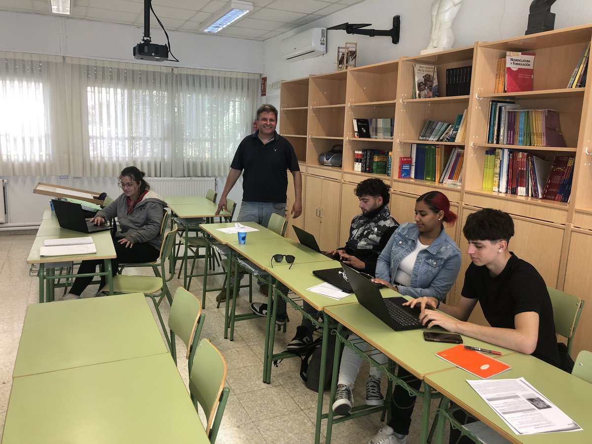 🖥 Nuestro profesor en prácticas del Máster de Formación del Profesorado da una clase sobre el buen uso de la Inteligencia Artificial a nuestros alumnos de Paracuellos 🤖 Gracias, Bjorn!!