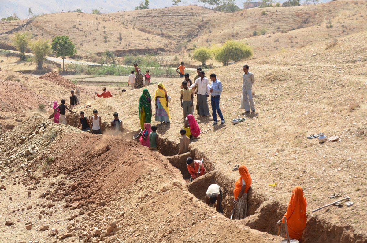WOTRIndia's tweet photo. 2012: The year Jhadol in Udaipur, Rajasthan, proved that "many hands make light work" (and fertile fields)!
This is Community-led #watersheddevelopment in action💪
#WatershedWednesday #CommunityPower #Shramdaan #FromOurArchives #WOTR4Development #WOTRat30 #ClimateAction #ClimateChange
@chandranisinha1 @vandana_writes @pirouetteworld @kkeya1988 @ravleen