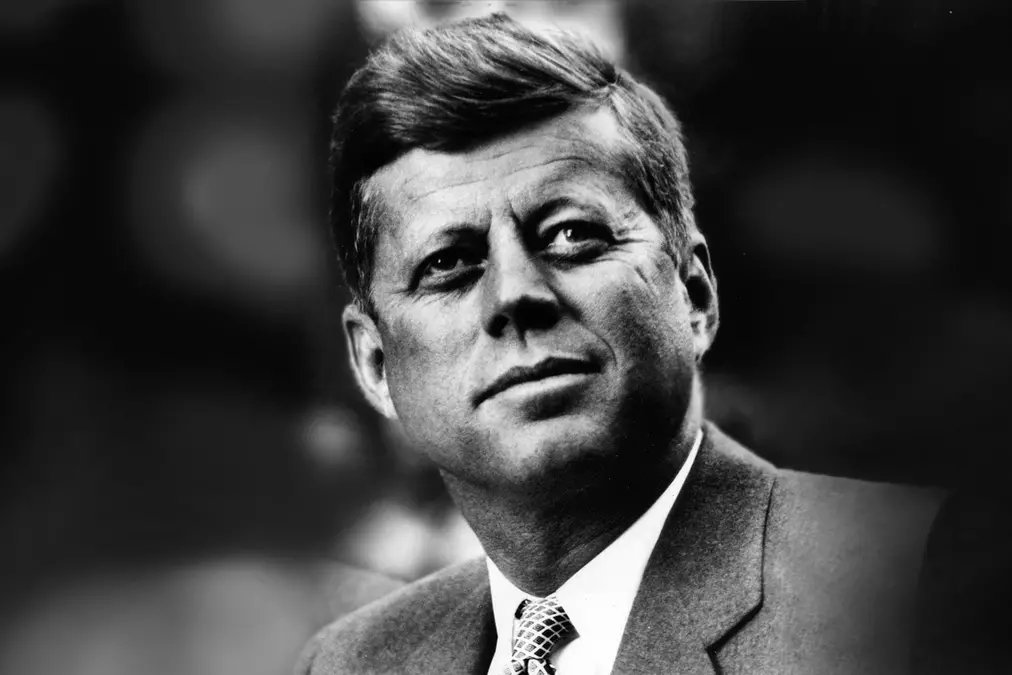 “Il conformismo è il carceriere della libertà e il nemico dello sviluppo”
Il 29 maggio 1917, a Brookline, nasce John Fitzgerald Kennedy
#Jfk