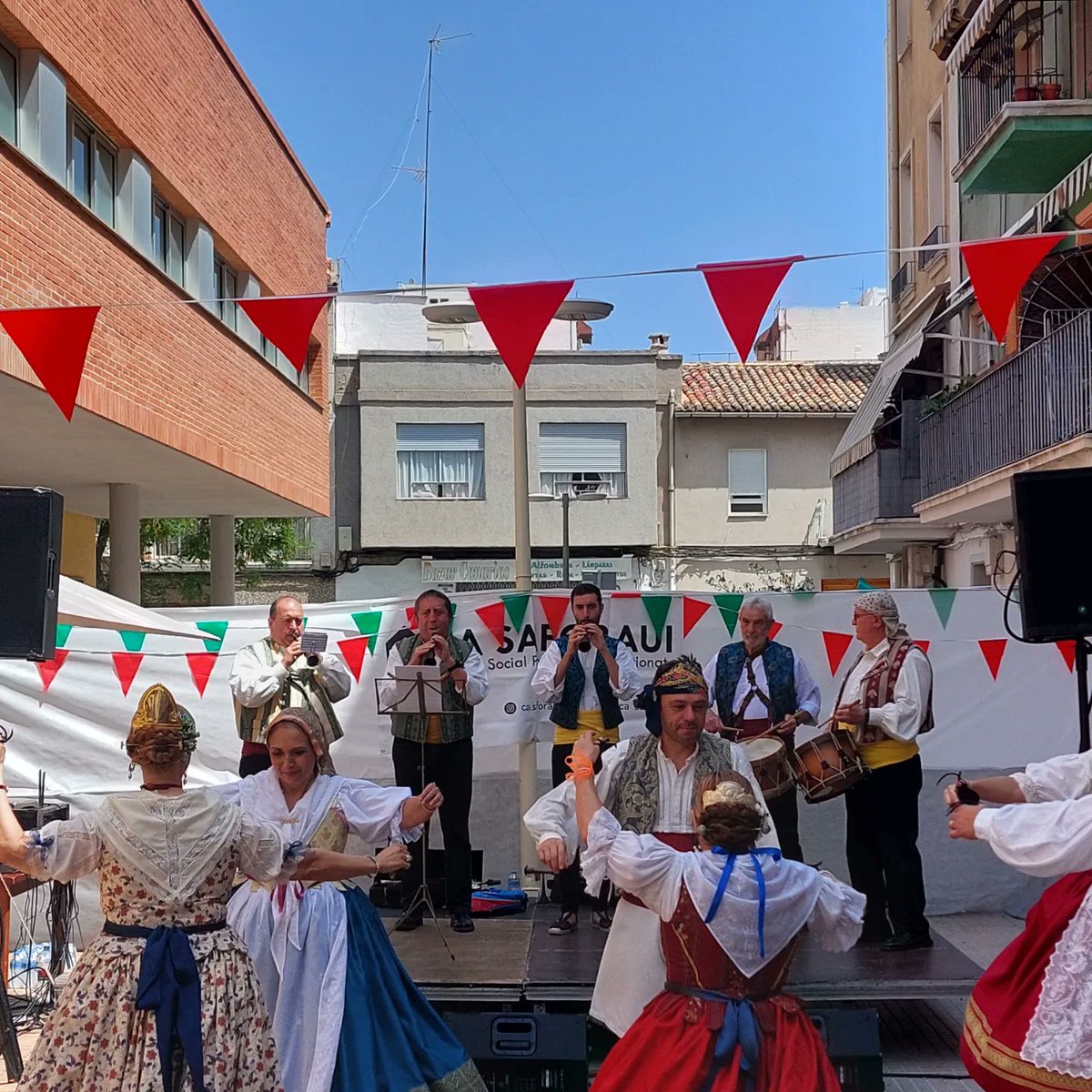 ca_saforaui's tweet photo. 🌍 Gracias a los voluntarios por hacer posible el festival multicultural, a los artistista y a los vecinos y vecinas que vinieron. https://t.co/45lWTtRT3N