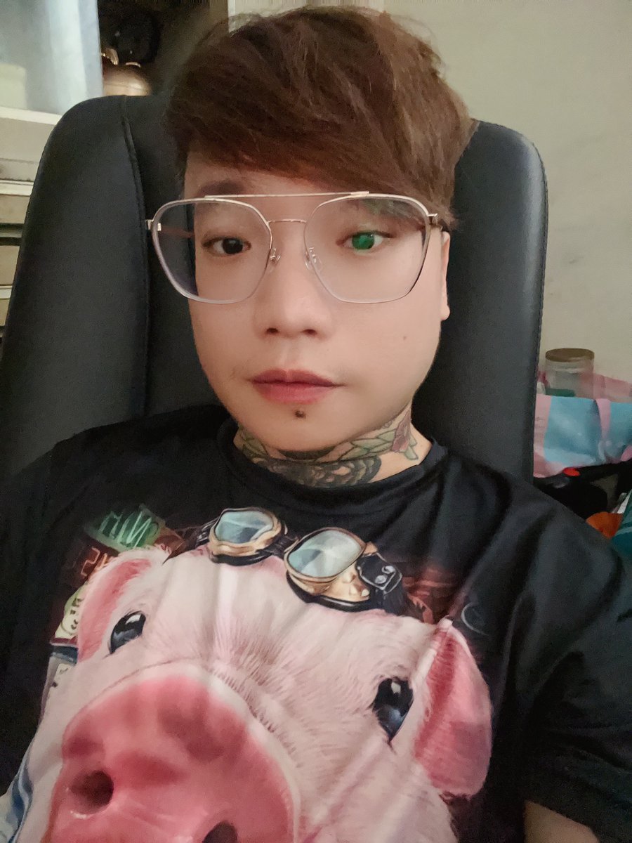 Boasu2's tweet image. 換了個新眼鏡，活像個斯文敗類