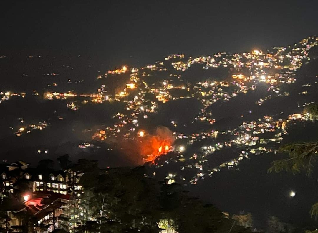 Ominous visual of forest fire in Shimla last night. Quite close to houses as can be seen. Pc : Mohit Sood /FB #shimla #forestfire #HimachalPradesh