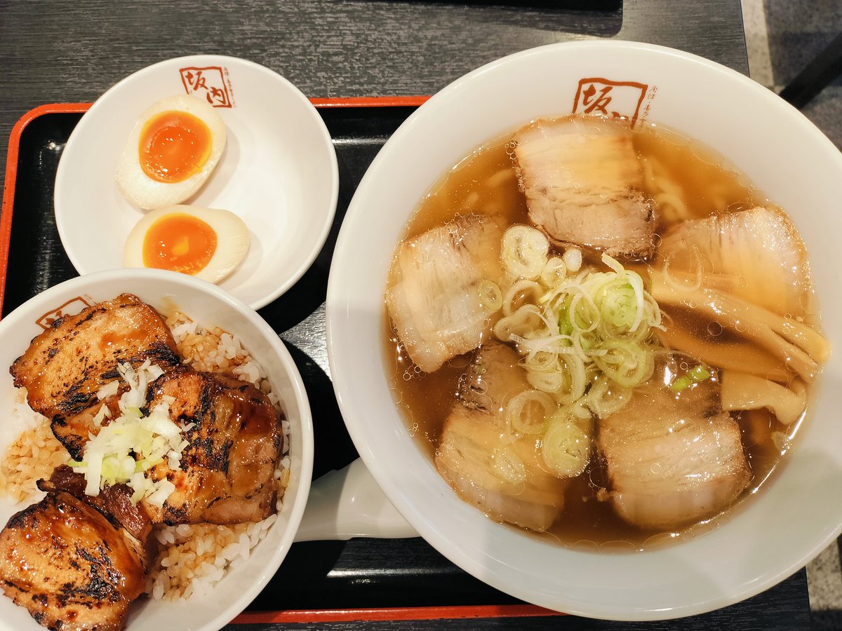 新橋、喜多方ラーメン坂内。安定の味。昼から食べすぎて眠い。