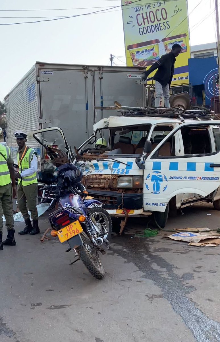 #BeNotified
The accident happened on the Naalya-Kyaliwajjala road after a Fuso (UBG 036J) collided with a taxi (UBA 752B) this morning. Several people were injured and taken to nearby hospitals and the road was closed by police.

#Notifiermedia