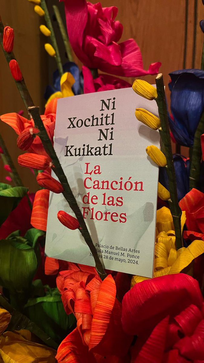 'Ni xochitl ni kuikatl” / “La canción de las flores', poemario en náhuatl de @mardoniocarbalo, se presentó hoy en una repleta Sala Manuel M. Ponce del @PalacioOficial. El libro, descrito como una oda a la naturaleza, la poesía y el diseño, fue comentado por la directora general