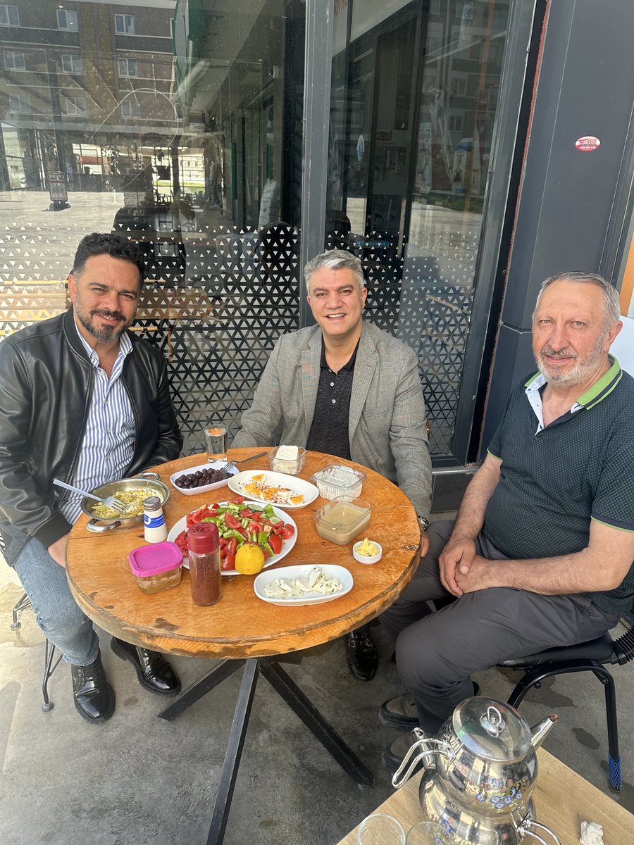 Kahvaltı sofrasında sevdiklerinle olmak ☺️Lütfi dayımın güzel kahvaltıdan sonra güzel sohbeti herşey muhteşemdi ⁦<a href="/LutfiKIRAN/">Lütfi KIRAN</a>⁩ ⁦<a href="/Kenan8072842314/">Kenan TAŞKIRAN</a>⁩