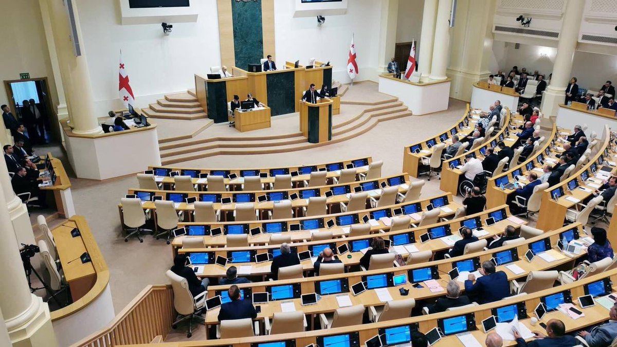 Парламент Грузии большинством голосов преодолел вето, которое президент страны Саломе Зурабишвили наложила на закон «об иноагентах». Теперь закон снова передадут президенту, она должна подписать его в течение трех дней.