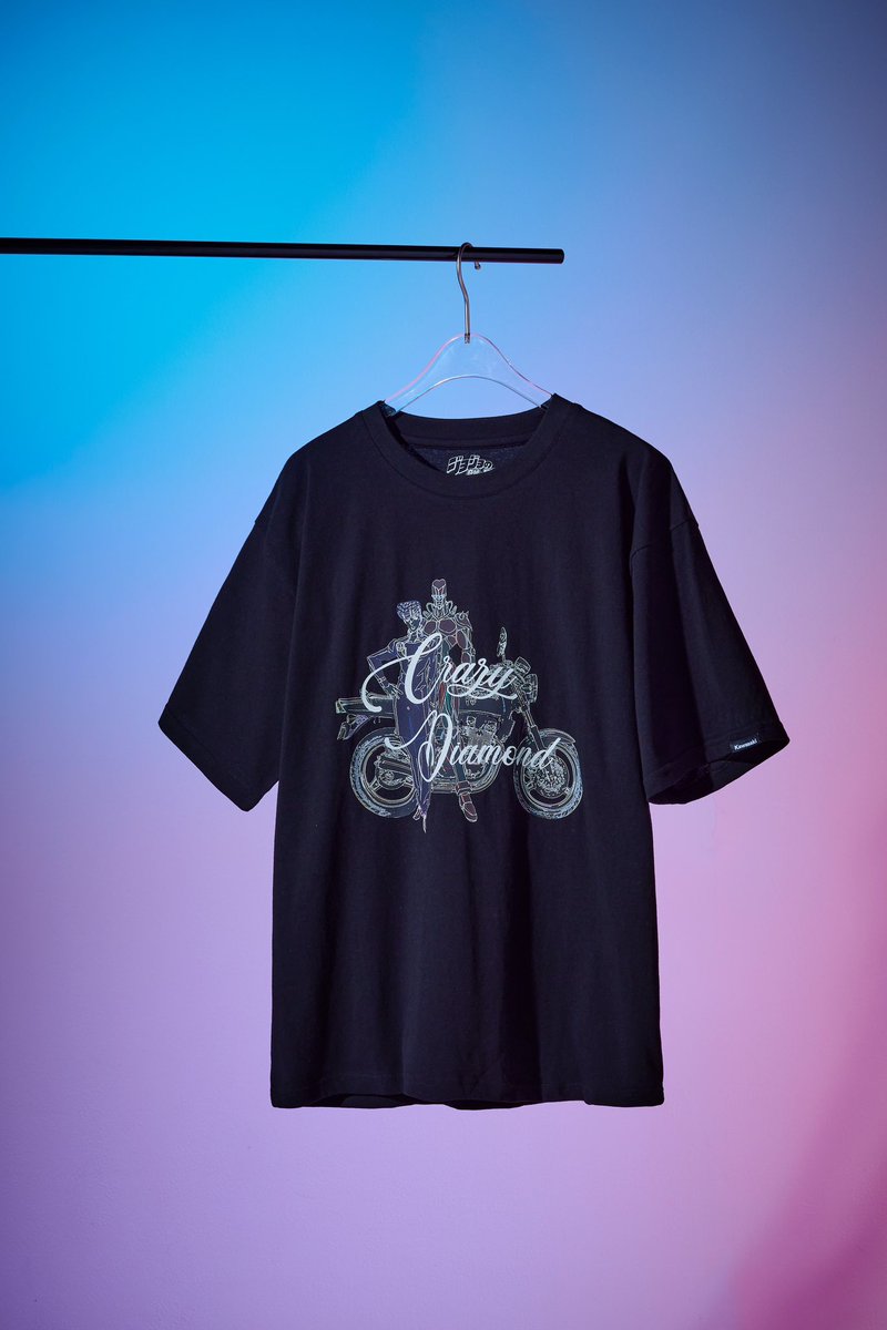Kawasaki_JPN's tweet photo. アニメ『ジョジョの奇妙な冒険　ダイヤモンドは砕けない』×Kawasaki コラボレーションTシャツが6月15日（土）より全国のカワサキプラザで発売開始！作品に登場するキャラクターをプリントしたTシャツを計4種ラインナップ。是非店頭でご覧ください。
#ジョジョの奇妙な冒険 #ジョジョの奇妙な冒険ダイヤモンドは砕けない #着るカワサキ #カワサキ #カワサキプラザ 　
詳しくはこちら→https://t.co/bjQZFoH7kg