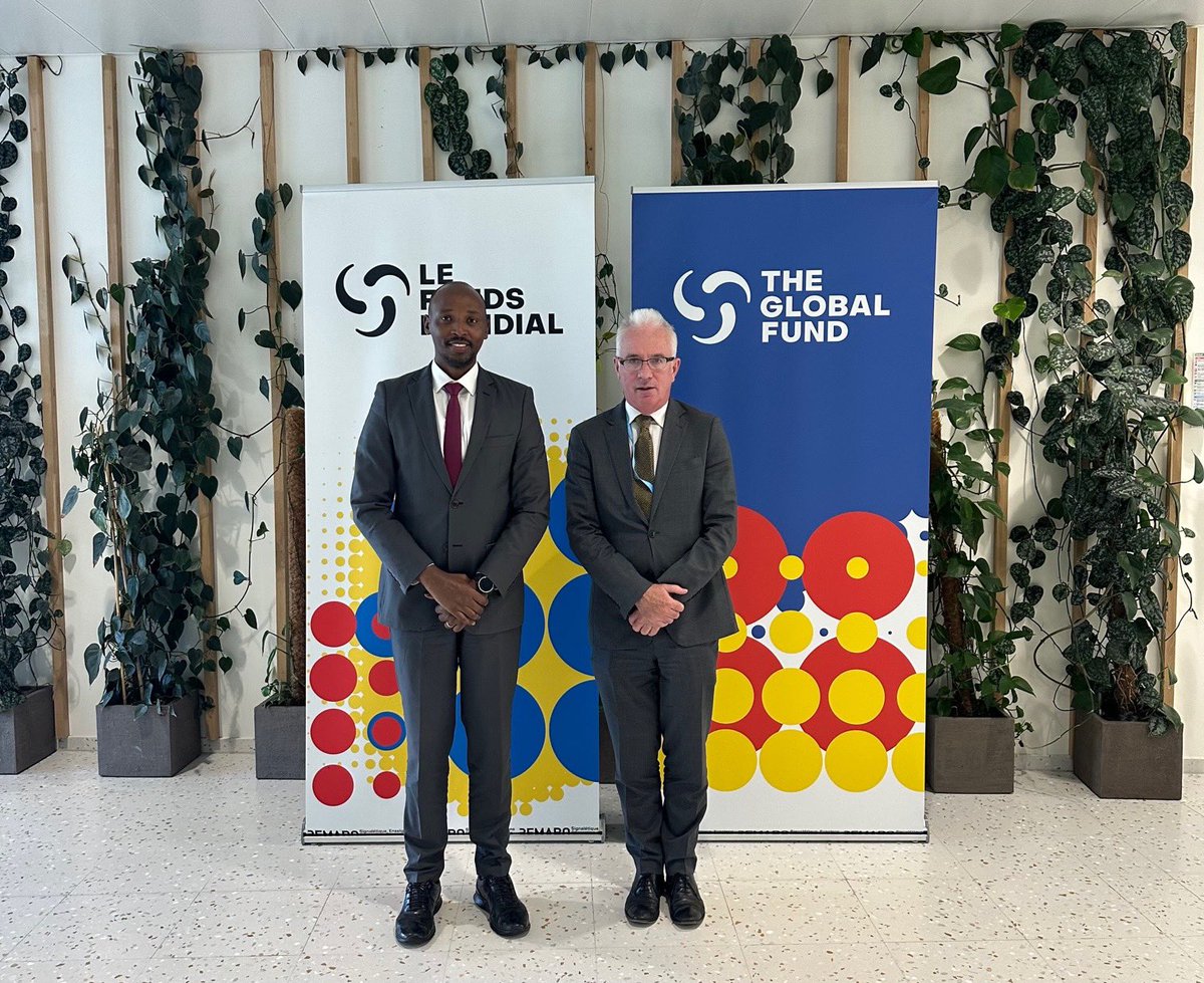 On the sidelines of world health assembly #WHA77 in Geneva, Minister @nsanzimanasabin met with the @GlobalFund Executive Director @PeterASands. They discussed progress made in the fight against HIV,Tuberculosis, malaria & health systems strengthening in #Rwanda