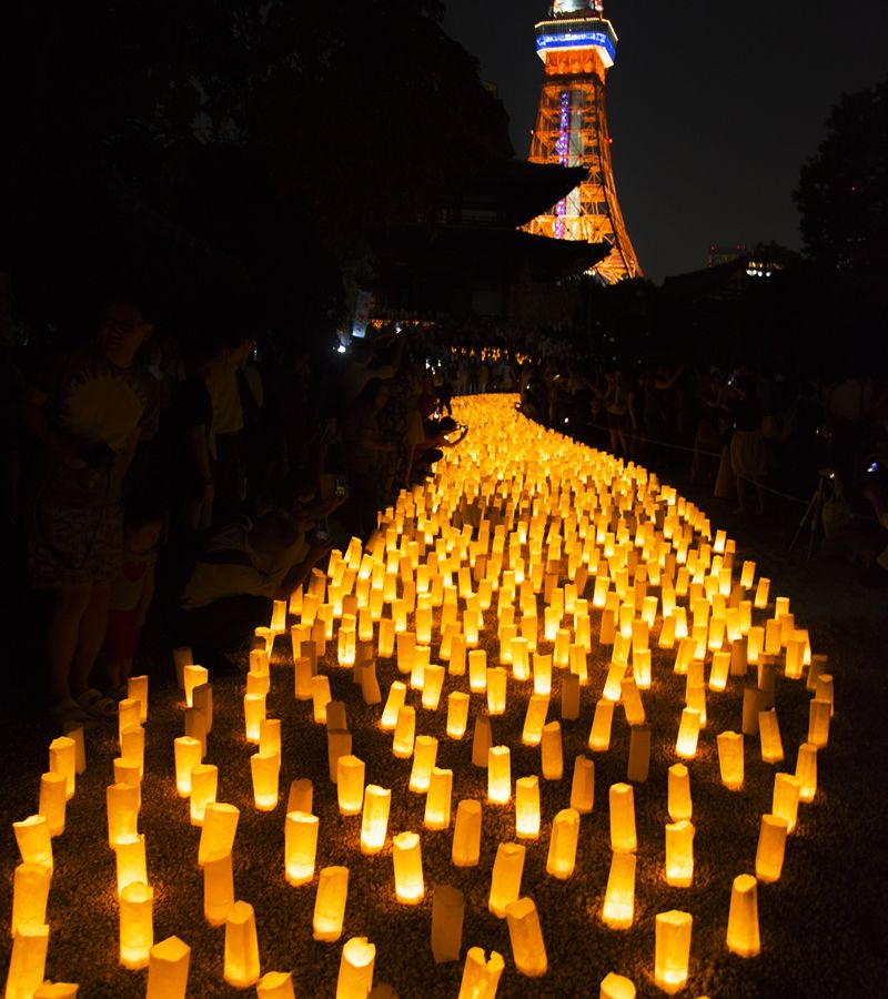 7/6(土)-7(日)東京・港区の増上寺で「七夕まつり 和紙キャンドルナイト」開催。参道に天の川をイメージした和紙キャンドルを設置。東京タワーを背景に、やわらかな光が織りなす幻想的な光景が広がります。入場無料→ event-checker.info/zojoji-tanabat…