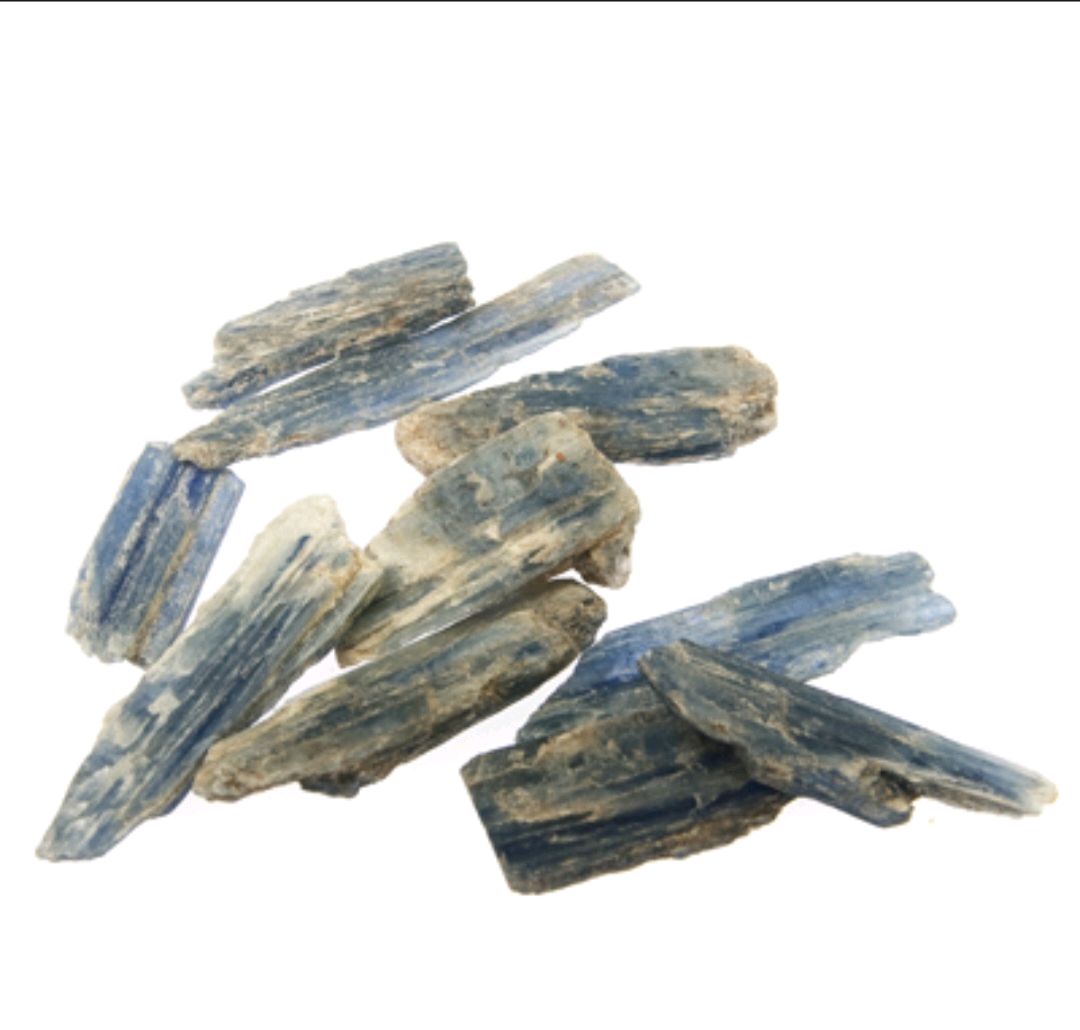 Aligned with the throat chakra, kyanite helps you 'talk your talk' & say the things that you really need to say. Communication & everything to do with the throat chakra is enhanced. Kyanite can be especially beneficial for the singing voice. It promotes tranquillity & calm.💎💙🌟
