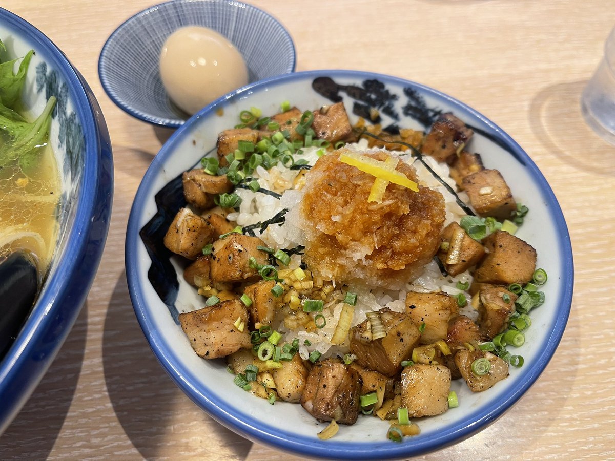 今日の昼食は、塩ラーメンの名店AFURIさんんの南町田グランベリーパーク店

ひとくち食べた妻が「これ、美味しいね😋」

麺は①全粒粉②真空手もみ③低糖質こんにゃく麺の3つから選べるので、ダイエット中の人にもおすすめ

ちなみに店舗は恵比寿、原宿、新宿、など、都内を中心に15店ほどあります