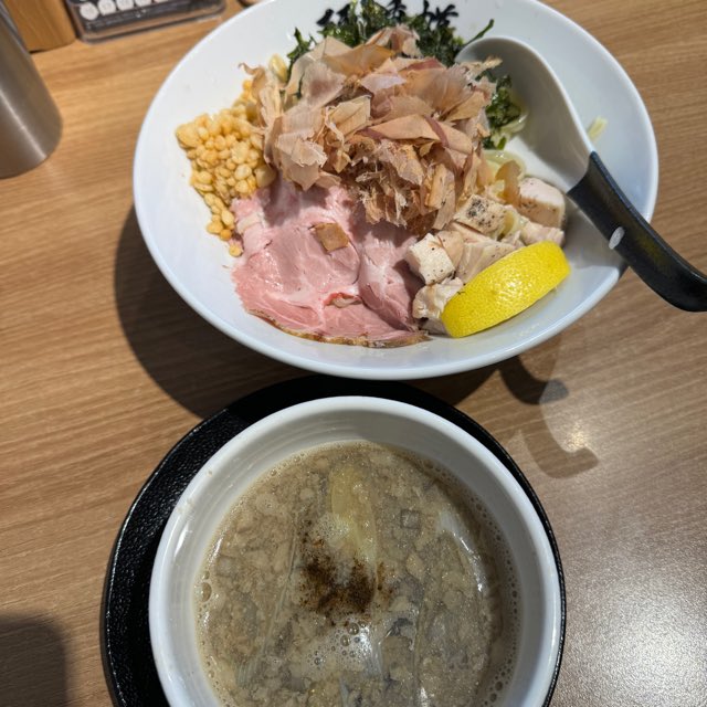 背脂煮干ウイングつけ麺 at 麺鍾馗 5月29日の昼ラーメン！ ずーっと気になっていた鍾馗さんの5月限定を、やっと食べに行けました。食べてみてびっくり！鍾馗さんにはいつも驚かさせる、こんなラーメンがあったのか！！と。案の定、今回も。こんな美味... #毎日がラーメン ramendays.jp/post/08f453e7-…