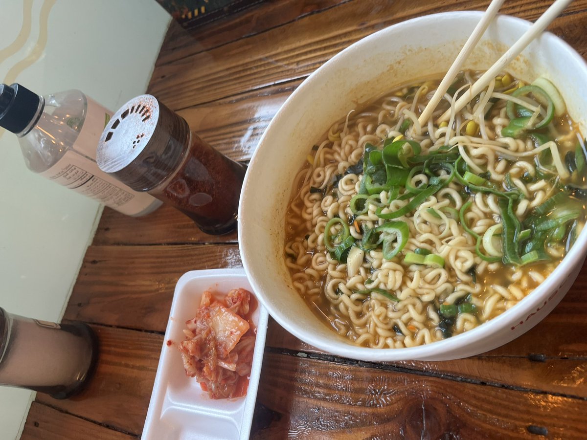 📍ラーメンコンビニ
鍾路3街駅にある(明洞、広蔵市場から頑張れば歩ける)インスタントラーメンが食べられる場所！4800ウォンくらいで好きなラーメン選べる。キムチ、もやし、ネギ、チーズなどのトッピング無料で神。飲んだ後にサクッと一杯食べて帰るの大アリ🍜
#韓国グルメ #韓国旅行 #渡韓 #ラーメン