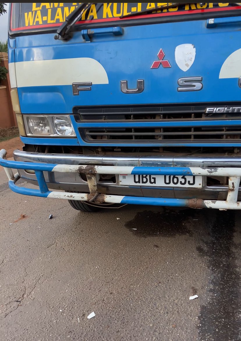 🚨 An accident happened along Naalya - Kyaliwajjala Road involving FUSO Truck Reg. UBG 036J and commuter taxi UBA 752B this morning. Scores injured and road temporarily closed by traffic police.