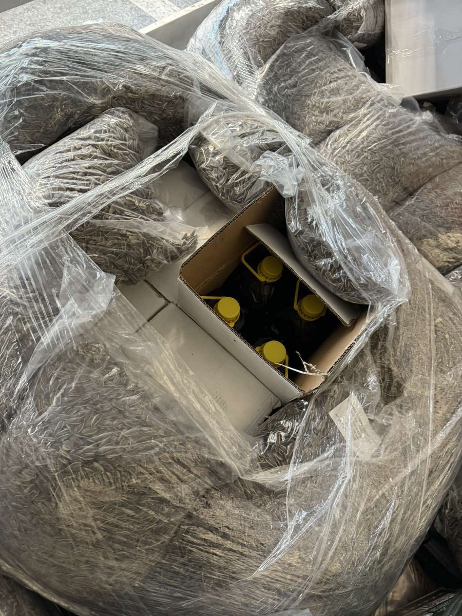 Over 3,000 liters of contraband olive oil 🫒were detained by #customsbg 👮‍♀️👮‍♂️officers at the #KapitanAndreevoBCP
ℹ️👇
customs.bg/wps/portal/age…