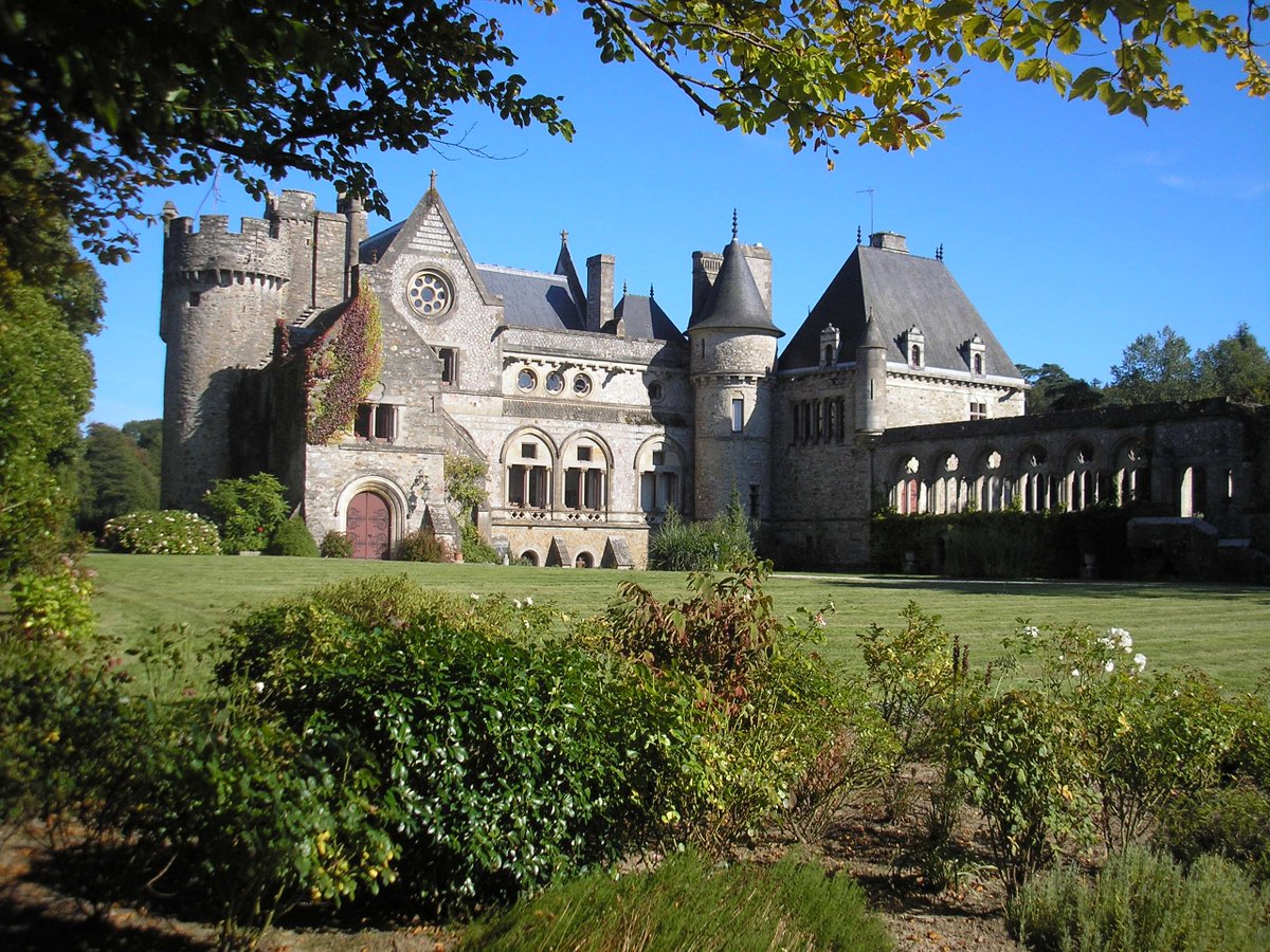 Le #château de #Beaurepaire se dresse dans la #Manche, en #Normandie sur l'antique château féodal de la famille de Martinvast, il fut remanié au XVIe siècle, puis au XIXe. Parc de 100 ha où poussent de nombreux massifs de fleurs à l'abri des conifères exotiques.
