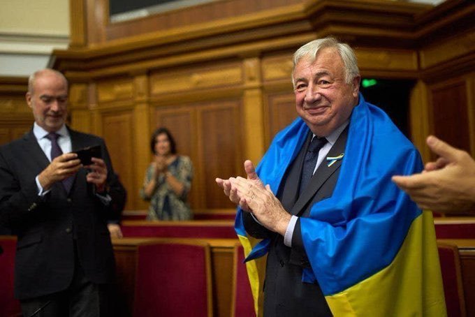 Madame Braun-Pivet justifie la sanction contre @sebastiendelogu en disant que seul le drapeau français a sa place dans l'hémicycle. Et pourtant...