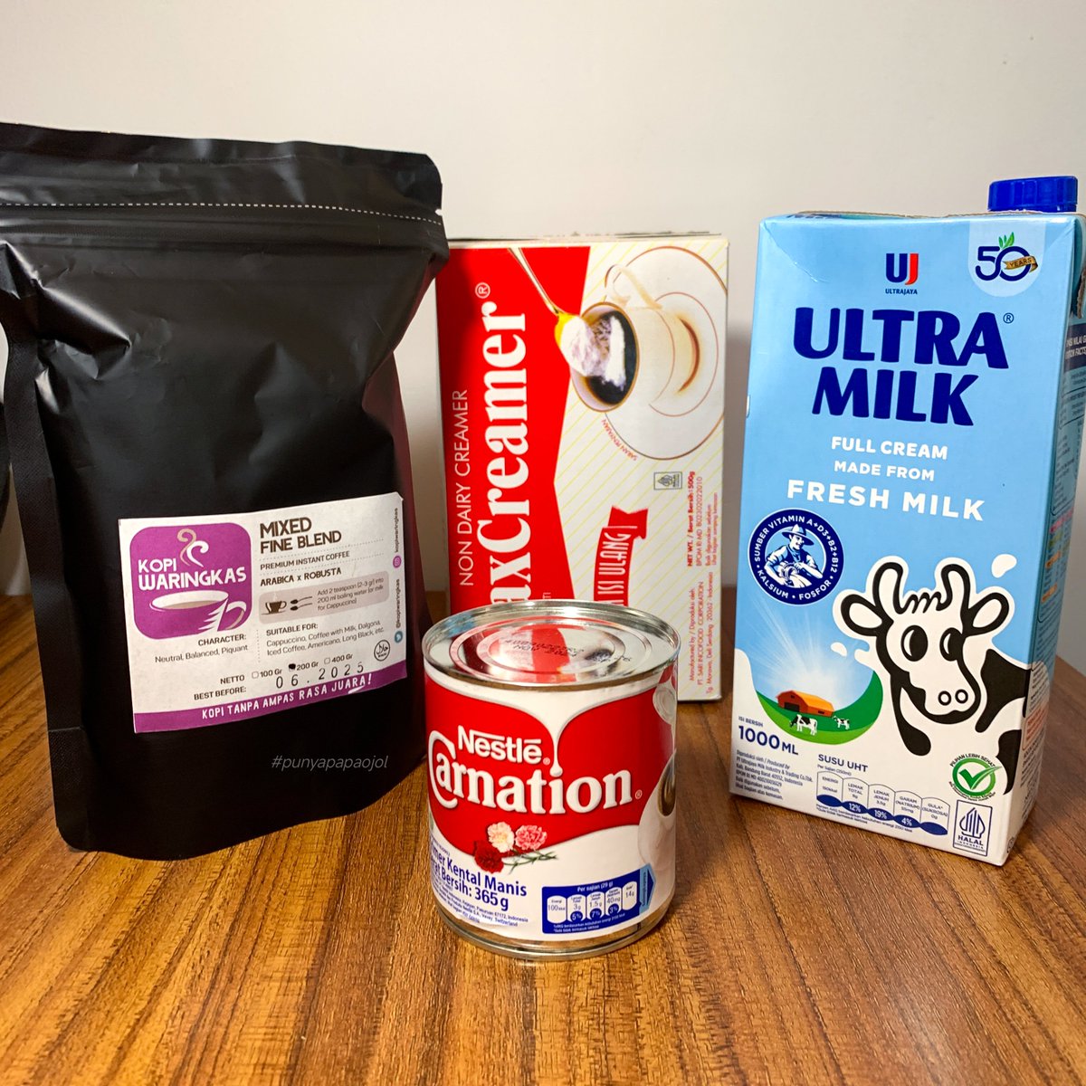 papaojol's tweet image. Mau spill resep "bikin kopi ala coffee shop" di kantor versi aku buat kalian yang demen ngopi!

Cuma pake 4 bahan dan tanpa mesin kopi. Output nya kalian bakal dapetin taste kopi yg harum dan otentik, dengan tekstur yg creamy dan lil bit sweet.

Aku pake 4 bahan ini ya:

1. Kopi…