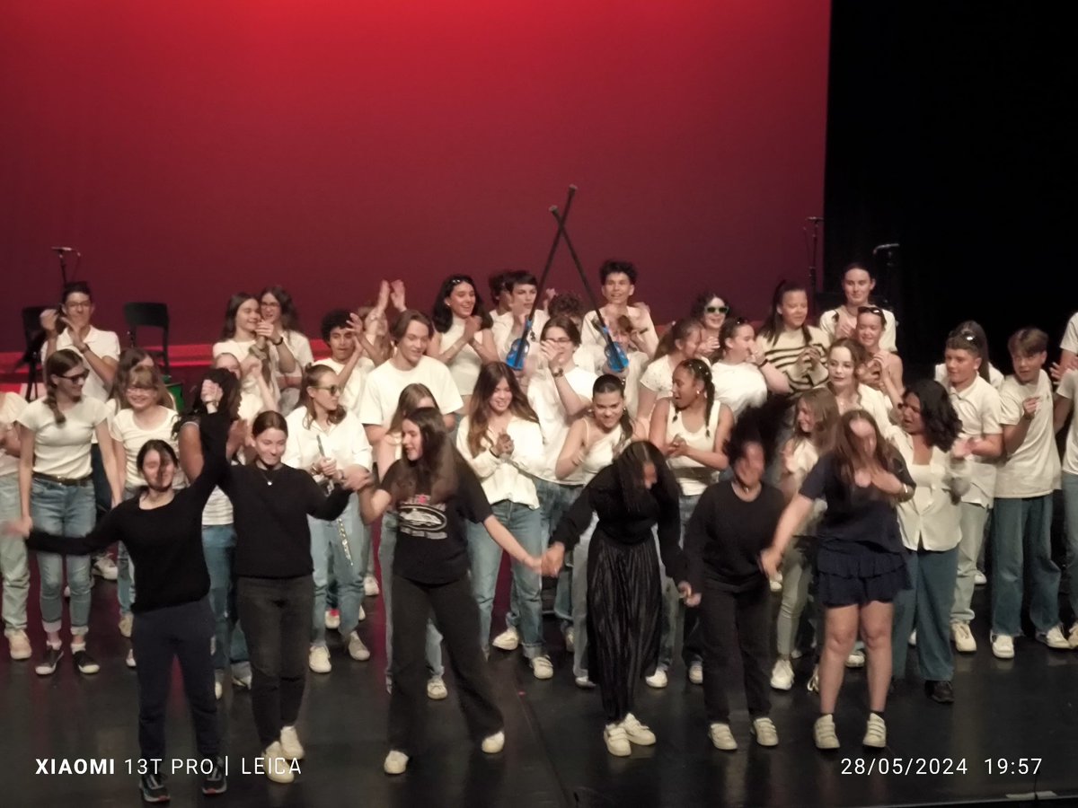 Un spectacle émouvant au théâtre Olympe de Gouges ce mardi. Les élèves du collège  ont présenté Racines Rhapsodie inspiré librement du texte F(L)AMMES de Hamed MADANI. Une très belle énergie et un vibrant plaidoyer pour les valeurs de la République.👏 à tous @DSDEN82