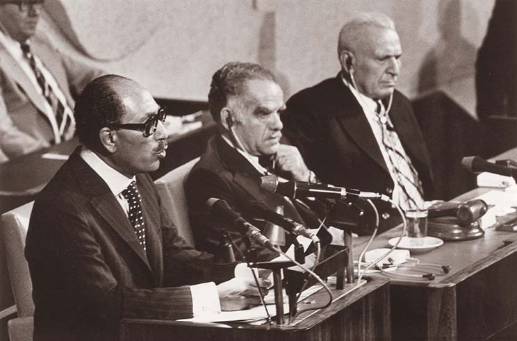 1977: Der ägypt. Präsident Anwar as-Sadat, der noch vier Jahren zuvor einen Angriff auf Israel befohlen hat, hält eine Rede in der Knesset in Jerusalem. „Ihr wollt mit uns in dieser Weltgegend leben. Mit aller Aufrichtigkeit sage ich Ihnen: Wir heißen sie unter uns willkommen.'