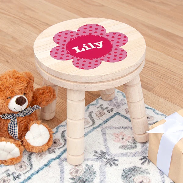 There are now 5 designs available in the children's wooden stools & this cheerful flower is the latest. Personalised with any name  lilybluestore.com/products/perso…

#giftidea #nursery #freeshipping #mhhsbd #elevenseshour #earlybiz