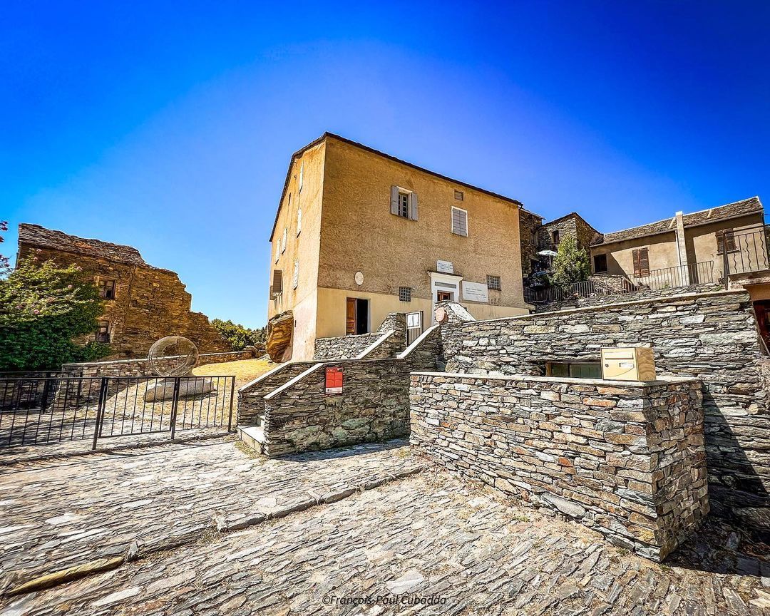 #CorsicaStory 🏠 Située dans le village de #Merusaglia, au cœur de la #Castagniccia, la 𝗺𝗮𝗶𝘀𝗼𝗻 𝗻𝗮𝘁𝗮𝗹𝗲 𝗱𝗲 𝗣𝗮𝘀𝗾𝘂𝗮𝗹𝗲 𝗣𝗮𝗼𝗹𝗶 abrite un #Musée, labellisé « Maison des Illustres». Plus d'infos 👉 ow.ly/prqa50ROEHX 📷 Paul Cubadda #Musée #corse