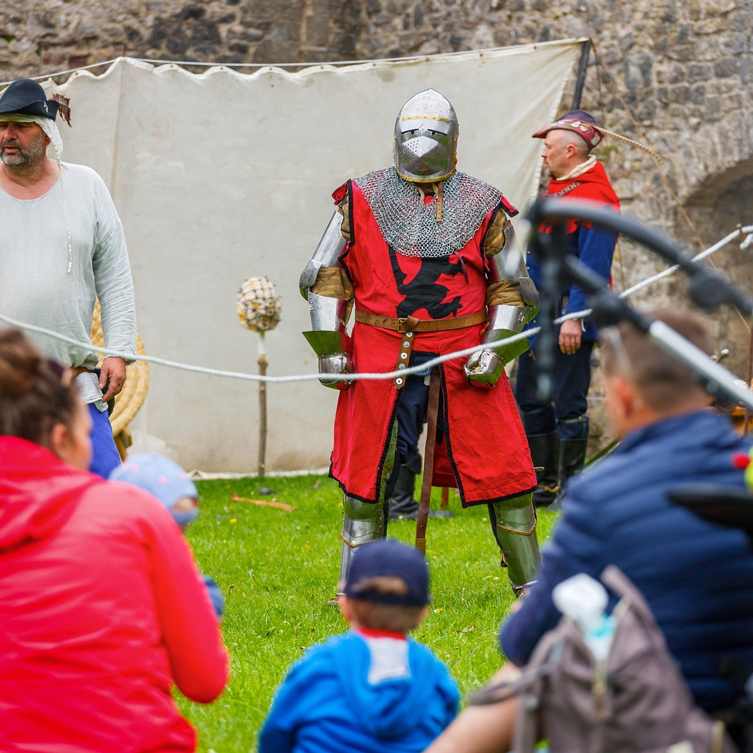 Bring history to life this half-term at @CadwWales sites ✨ There are a bunch of fun activities happening for all the family 👇 cadw.gov.wales/visit/whats-on… And also, a @transport_wales train ticket can unlock special deals, like 2-4-1 entry at their sites! 🎫