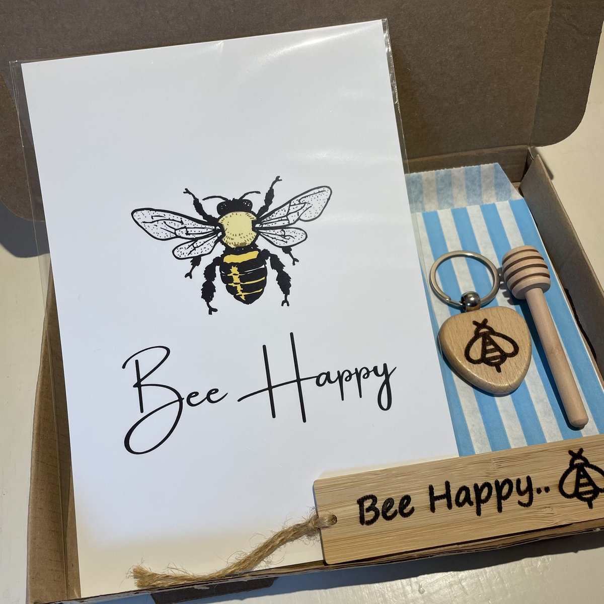 🐝🐝🐝 Bank Holiday Sale 🐝🐝🐝 Save 10% off all letterbox gift sets over on my Etsy shop until the end of May! 📮 littlenscrafts.etsy.com #EarlyBiz #EtsyUK #BeeHappy #TheCraftersUK #UKMakers #CraftBizParty