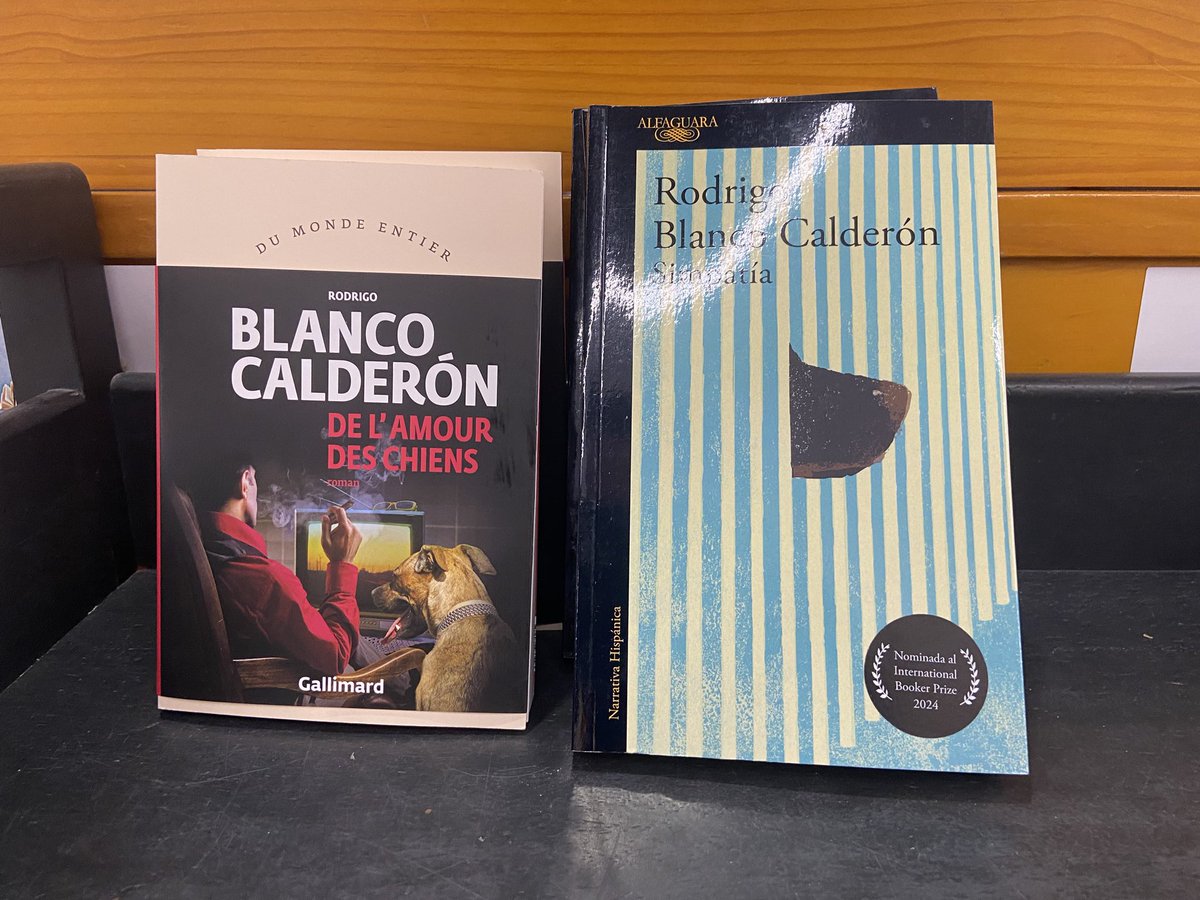 Pueblo de Málaga: en la @librerialuces pueden conseguir ejemplares de la reimpresión de “Simpatía”, con su pegatina de finalista del Booker, y de la preciosa traducción al francés publicada por @Gallimard “De l’amour des chiens”. ❤️🐕