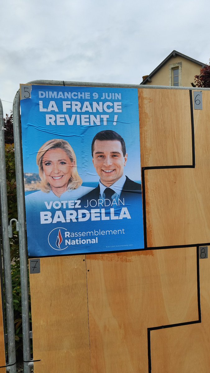 guibert_olivier's tweet image. Collage sur panneaux officiels pour le @RNational_off  avec  @J_Bardella dans les #deuxsevres .
#VivementLe9Juin 
#lafrancerevient