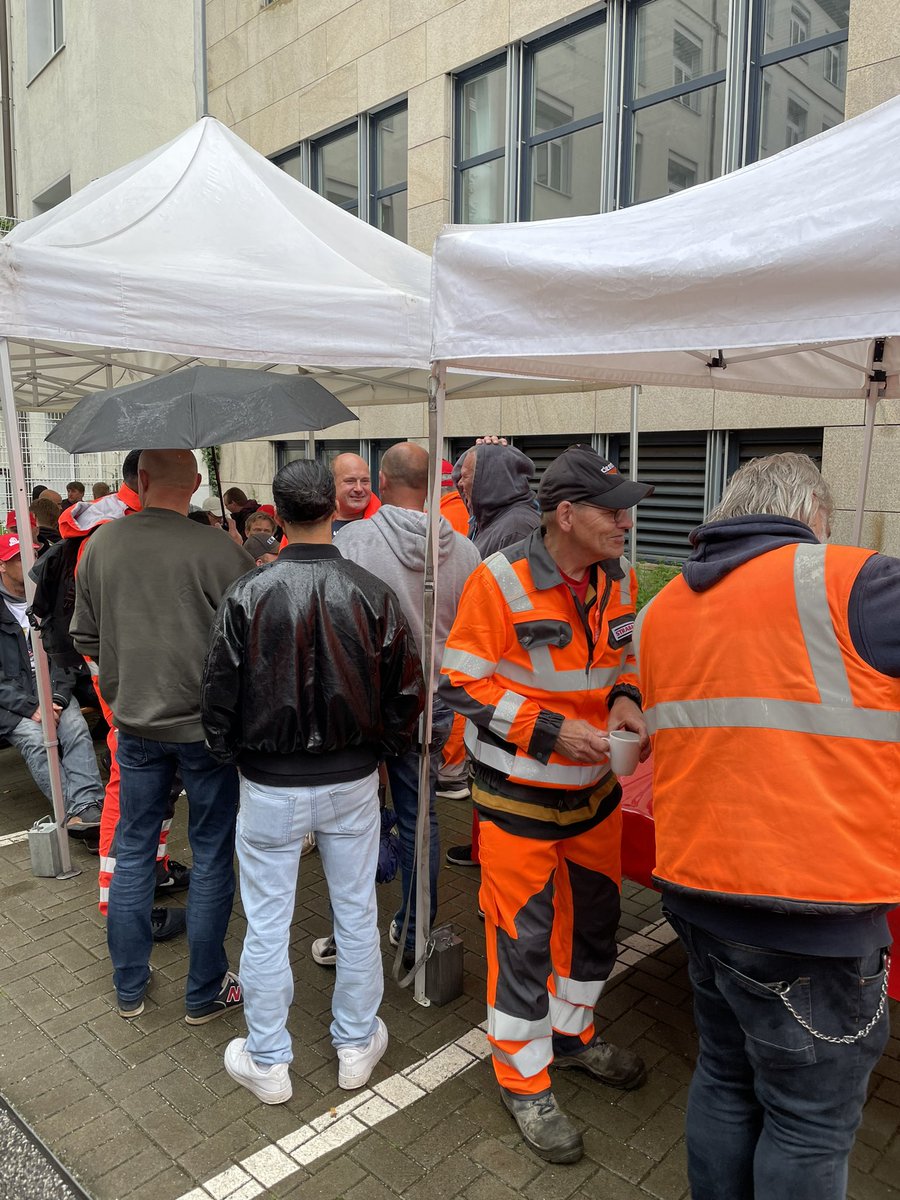 Streik der @igbau in Hamburg. Die Beschäftigten erwarten ein Angebot der Arbeitgeber und mehr Respekt vor ihrer harten Arbeit. Jetzt liegt es an den Arbeitgebern ob weiter gestreikt wird. Also kommt in die Puschen! @dgb_news