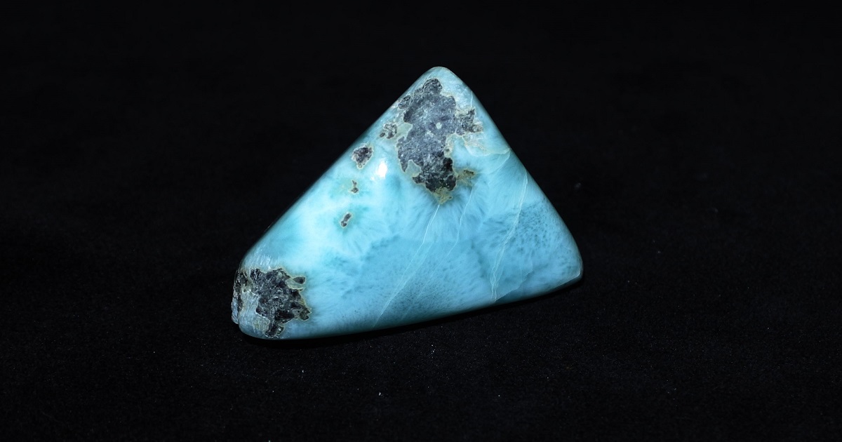 磨いたラリマー（Larimar）
そろそろ夏を感じる石も良い季節になってきました。