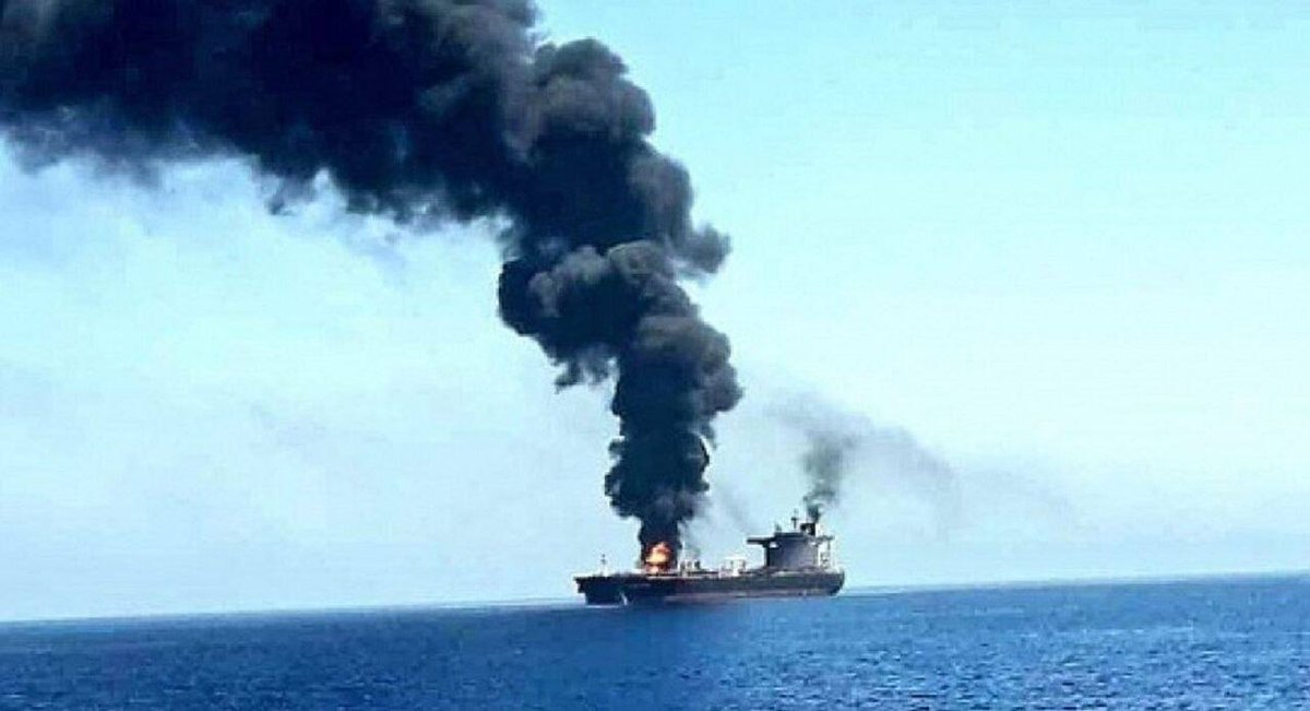 🇬🇧🚢⛔️🇾🇪🚀Empresa marítima británica Ambrey: Buque “inclinándose” frente a Yemen después de haber sido “alcanzado con 3 misiles” La tripulación del barco atacado pidió ayuda, el barco se está hundiendo por completo PrensaTV La Compañía de Seguridad Marítima Ambrey informó de un