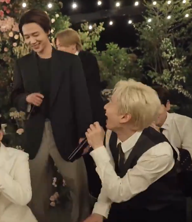 The way Hyuk looked at Yesung after he belted out his 'GIRRRRRRL!!!' 😆☁️🌙✨
