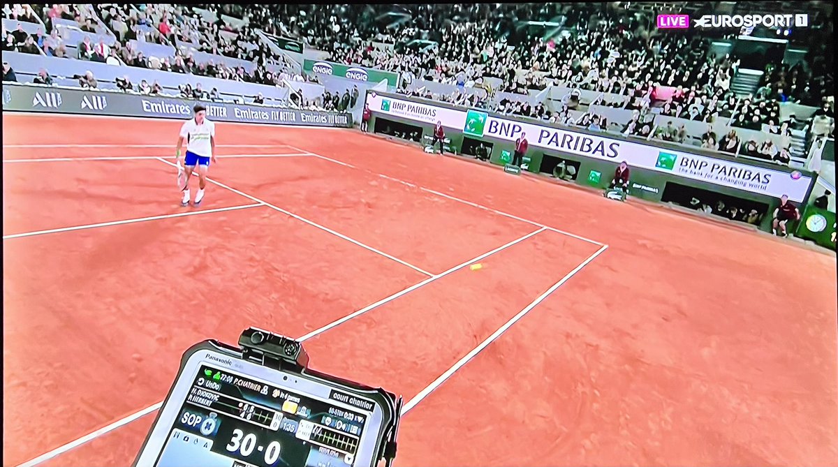 Al #rolandgarros è scesa in campo la #earcam 🎥 indossata dal Giudice di sedia

Principalmente per essere utilizzata per far vedere live il segno della 🎾 durante la verifica del Giudice di sedia 

Talvolta per mostrare qualche particolare replay