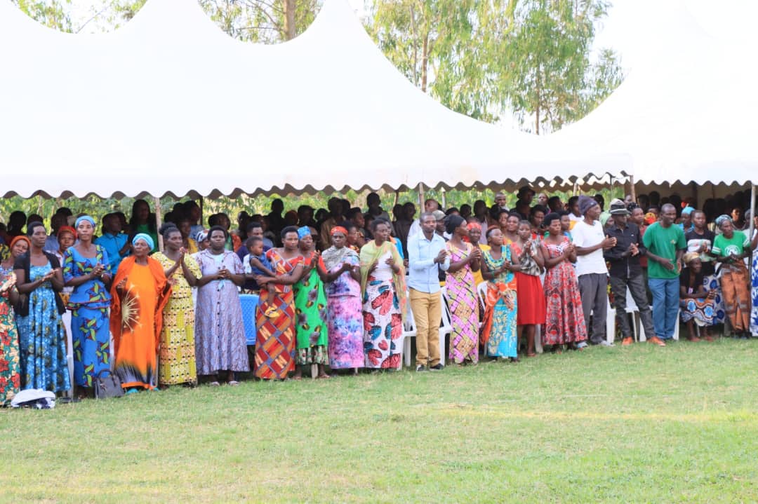 RADIOSALUS1's tweet photo. Abaturage bo mu kagari ka #Rugunga mu murenge wa Mwogo muri @BugeseraDistr bishimira ko biyujurije ibiro by'akagari, bifite agaciro ka Miliyoni 70 Frw.
Bishimira ko bagiye kujya basabira serivise ahantu heza. @RwandaEast @RwandaLocalGov https://t.co/NT1aTt6SXj