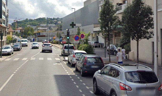 Annemasse (74) : un jeune tué d’un coup de couteau en pleine rue, les agresseurs lui ont ensuite roulé dessus ; deux suspects arrêtés en Suisse.
Ne me demandez pas les noms ... je ne les connais pas ...😉
Encore un 🔪 et une 🚗radicalisés à l'insu de leur plein gré... Décidement