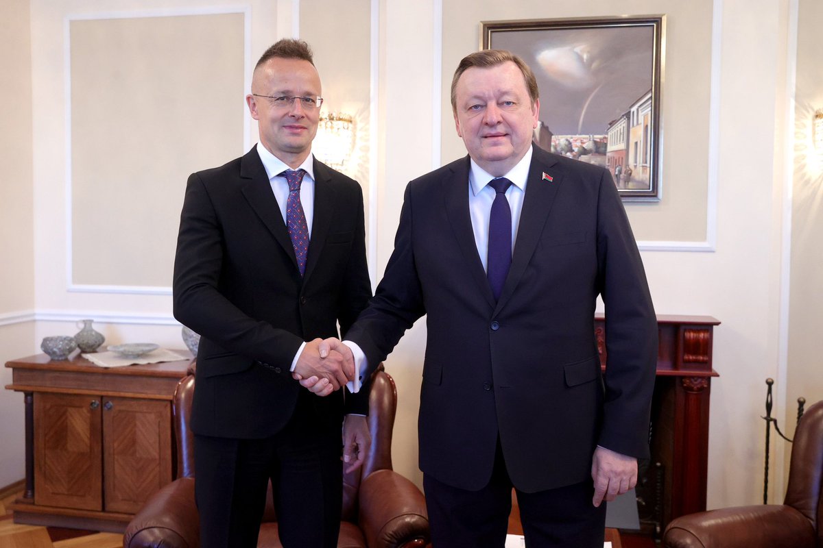 Министр Сергей #Алейник: рад приветствовать своего друга, Министра иностранных дел и внешней торговли Венгрии Петера Сийярто в #Беларуси.

В #Минск’е начались переговоры министров иностранных дел Беларуси и Венгрии 🇧🇾🇭🇺