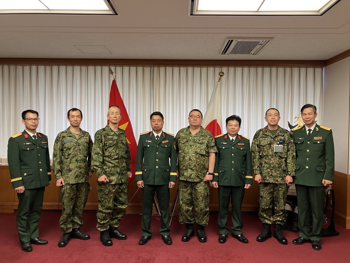 🇻🇳🇯🇵G3 DG TARUMI and G5 DG SHIRAKAWA received an office call from MG SON, the #Vietnam People’s Army (VPA). They discussed the scope of multilayered defense cooperation & exchanges between JGSDF and VPN, and agreed to further strengthen relationship. #JGSDF @ModJapan_en