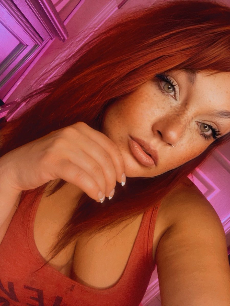 _HeyItsSquishy_'s tweet image. Yes.. there’s a filter buttttt
Honestly??? This color? Or do I go back to black and red?