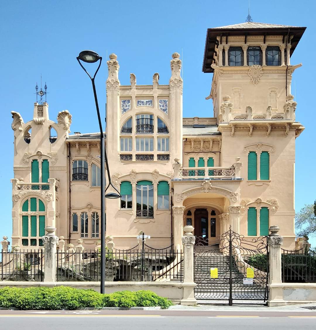 The recently renovated Art Nouveau Villa Zanelli from 1907 in Savona, Italy. Designed by architects Pietro Fenoglio (1865-1927) and Gottardo Gussoni (1869-1951).

Photo: Luigi Matteoni