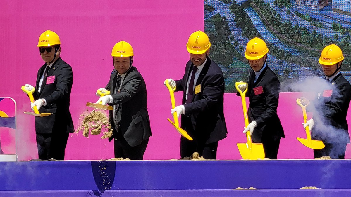 GermanyinKorea's tweet photo. Groundbreaking! @merckgroup from 🇩🇪 begins construction of bioproduction centre in #Daejon 🇰🇷. #Investment exceeds €300m - the largest by #Merck's #LifeScience in Asia-Pacific to date. 
🙏 HE Minister for Trade Inkyo Cheong, @MOTIEKoreaEng , City of #Daejon and many others. https://t.co/bDW9vUtL07