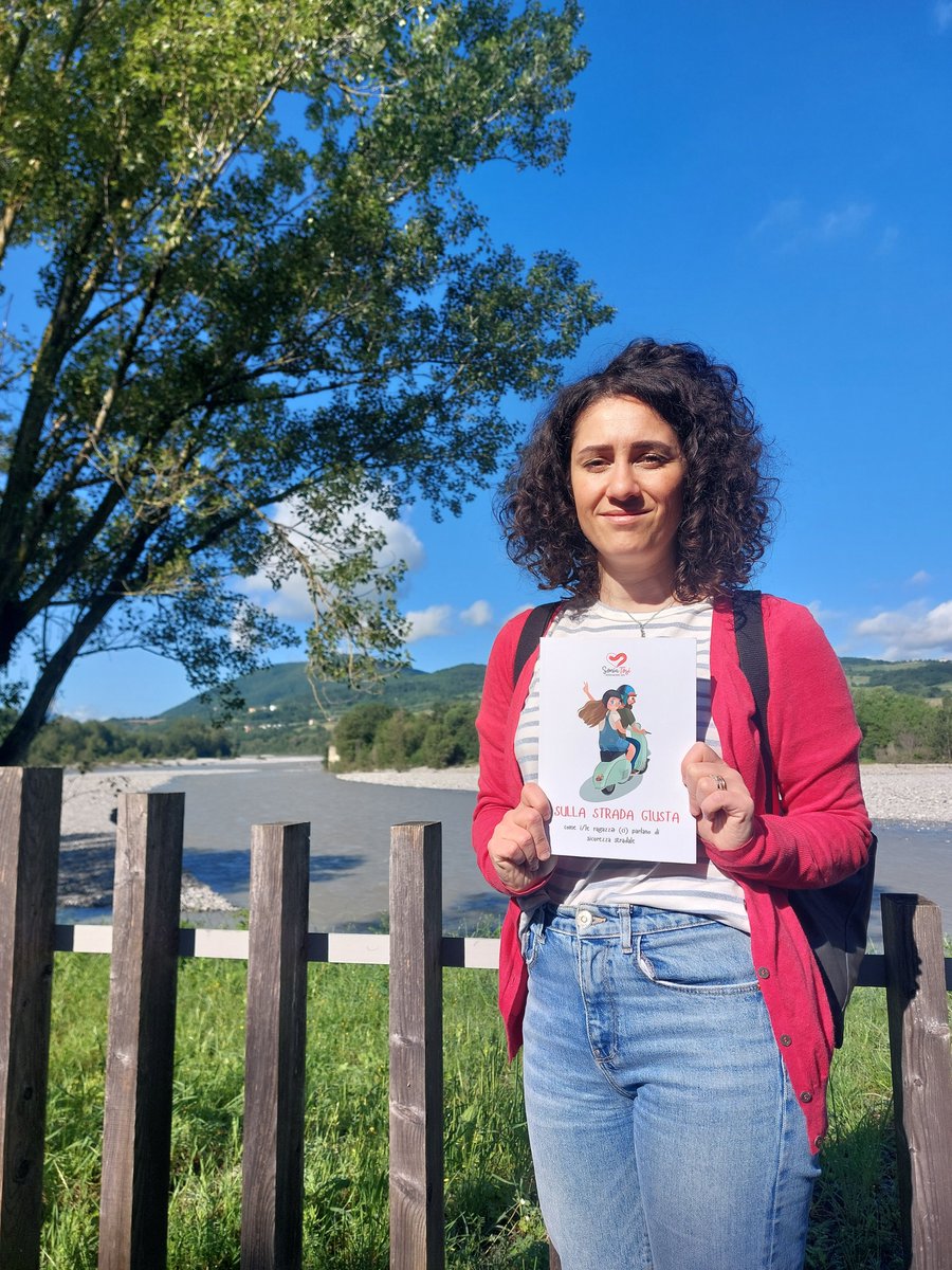 Off_Gutenberg's tweet image. Quello tra le mani di Simona è "Sulla strada giusta", un libro che nasce da un concorso che ha coinvolto 800 studenti piacentini nella creazione di contenuti artistici per la valorizzazione di comportamenti corretti alla guida.
Il libro lo trovate qua officinegutenberg.it/pro.../sulla-s….