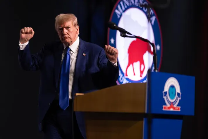 imloupham's tweet photo. Trump - Câu chuyện bầu cử Mỹ ảnh hưởng tới crypto

Tâm lý hưng phấn của thị trường crypto trong vài tuần gần đây đến từ các hoạt động chính trị xoay quanh bầu cử Mỹ. Và có thể đây không phải là xu hướng nhất thời mà sẽ kéo dài trong những năm tới. 

Ảnh hưởng lớn nhất lần này đến từ cựu Tổng thống Donald Trump. Tuần trước, Trump đã tuyên bố chấp nhận quyên góp cho hoạt động tranh cử bằng crypto và cam kết "Make crypto America great again". 

=> Đây là động thái nhằm thu hút sự ủng hộ từ những người nắm giữ crypto. 

Hành động này đã kích hoạt chuỗi sự kiện tiếp theo khi chính quyền Biden tham gia vào cuộc đua chính trị-crypto. 

+ SEC bỗng dưng phê duyệt ETF ETH. Phải nói ra quá nhanh đến nỗi những công ty tài chính không kịp bổ sung hồ sơ. 

+ Hạ viện thông qua dự luật FIT21, mở đường cho bộ khung pháp lý tại Mỹ. 

Chuỗi sự kiện này cho thấy:

+ Tệp crypto user tại Mỹ rất nhiều; chỉ cần khung pháp lý cụ thể thì thị trường crypto sẽ có nhiều hoạt động hơn và cải tiến công nghệ hơn. 

+ Thị trường crypto ít phụ thuộc vào halving hơn thay vào đó sẽ phụ thuộc vào những hoạt động thường niên như bầu cử chính trị...

+ Cuộc chơi chính trị thường rất phức tạp... nếu nó chưa kết thúc thì không thể nói trước được như thế nào. Hành động giá cũng sẽ khó đoán hơn.