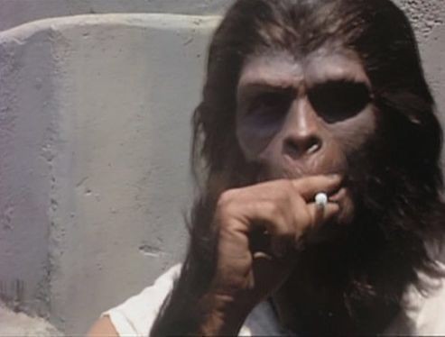 intankável essas fotos do roddy mcdowall fumando no set de planeta dos macacos enquanto caracterizado de cornelius