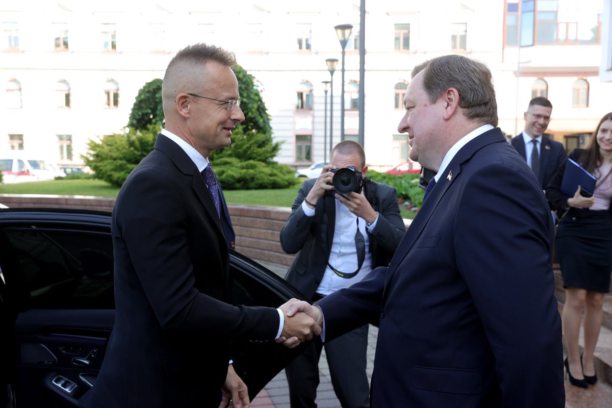 free_Belarus_lv's tweet photo. Ungārijas ārlietu ministrs Pēters Sījārto atkal Minskā tiekas ar neliģitīmo Lukašenko ārlietu ministru, ziņo propagandas kanāli.
#StopLukashenko https://t.co/tkFb9KK0hl
